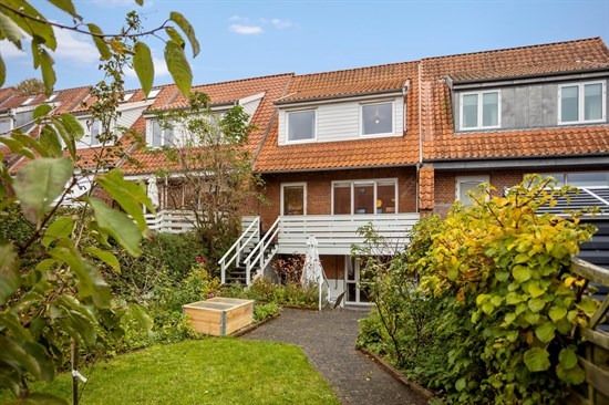 Charmerende rækkehus med imponerende underetage og skøn have