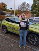 Kudahls Køreskole fejrer Martines nye kørekort og ser frem til at mødes på vejene
