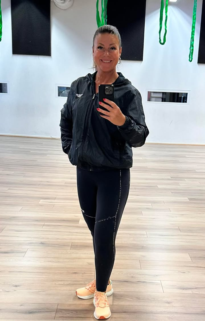 LeneS inviterer til live sommerhus-yoga mandag morgen