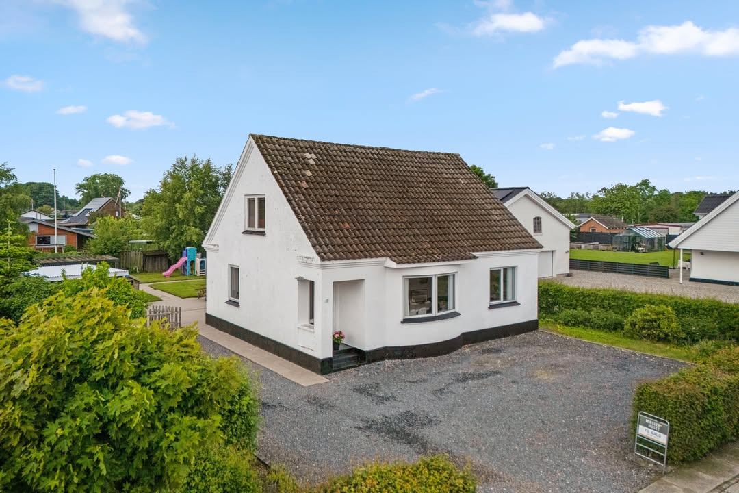 Mæglerhuset præsenterer villa med dejlig have og central beliggenhed i Nørhalne