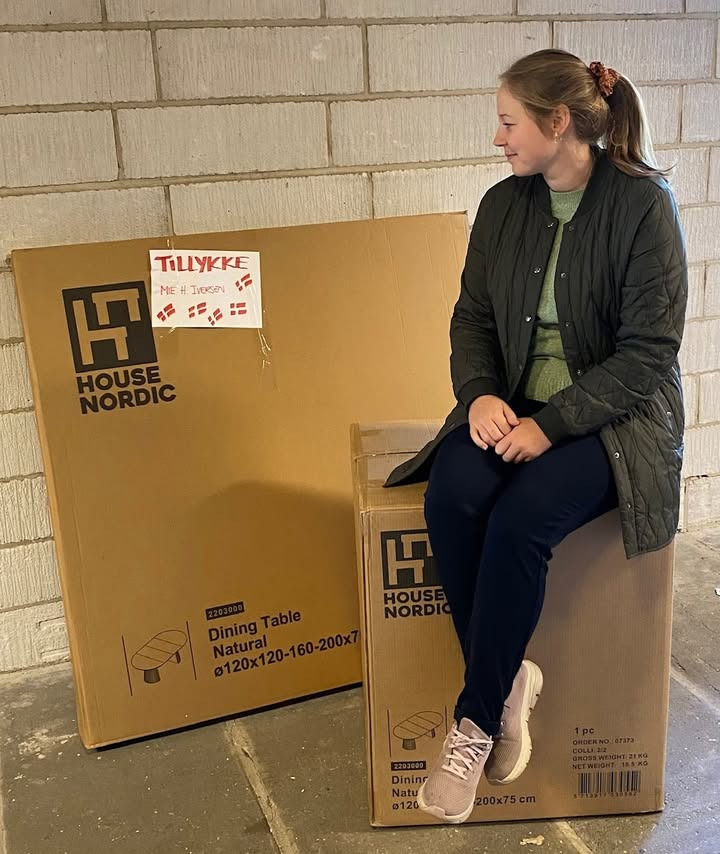 Kumo Outlet overrækker spisebord til heldig konkurrencevinder