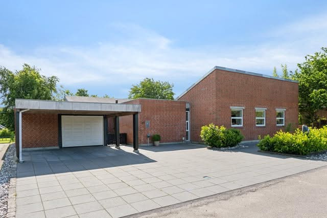 Nyrenoveret villa i Ulstrup forener historisk finesse med moderne komfort