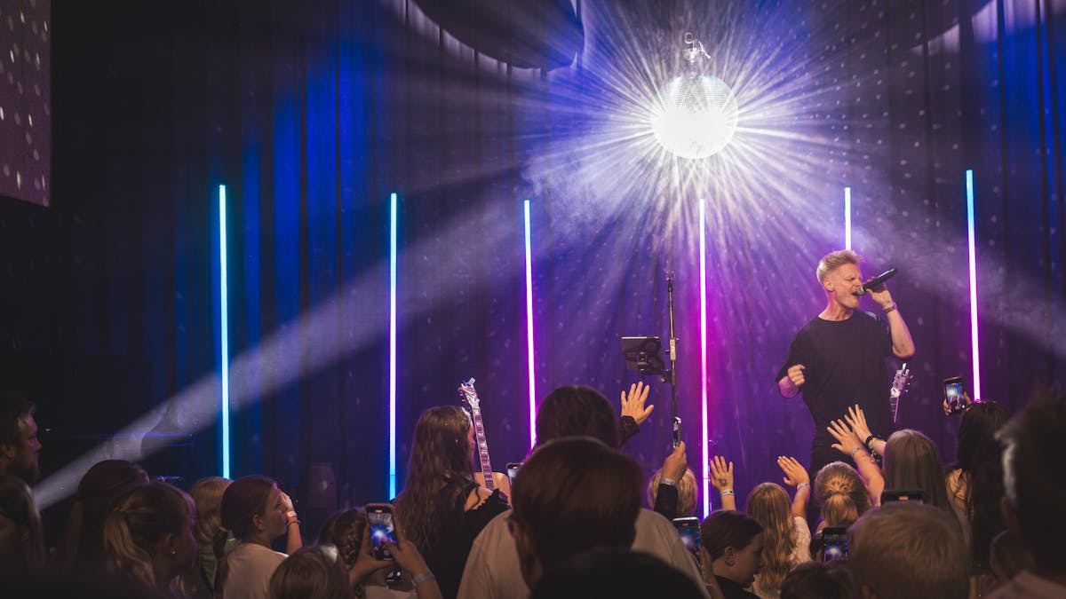 Michael Hausted bringer livsglæde til Linå Hallen