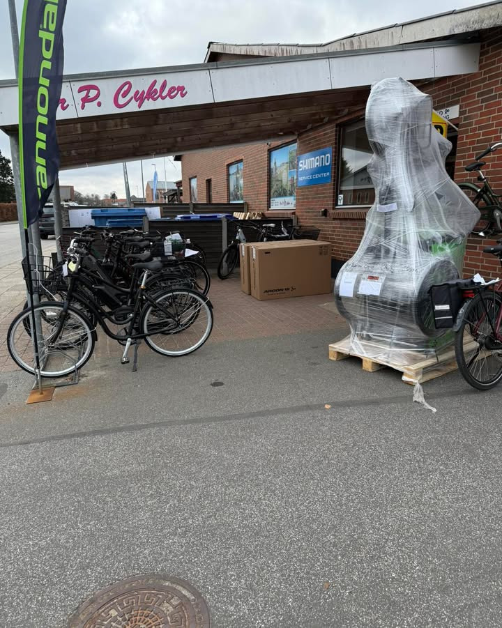 PER P. CYKLER klargør Christiania ladcykel til en god fredag i Snejbjerg