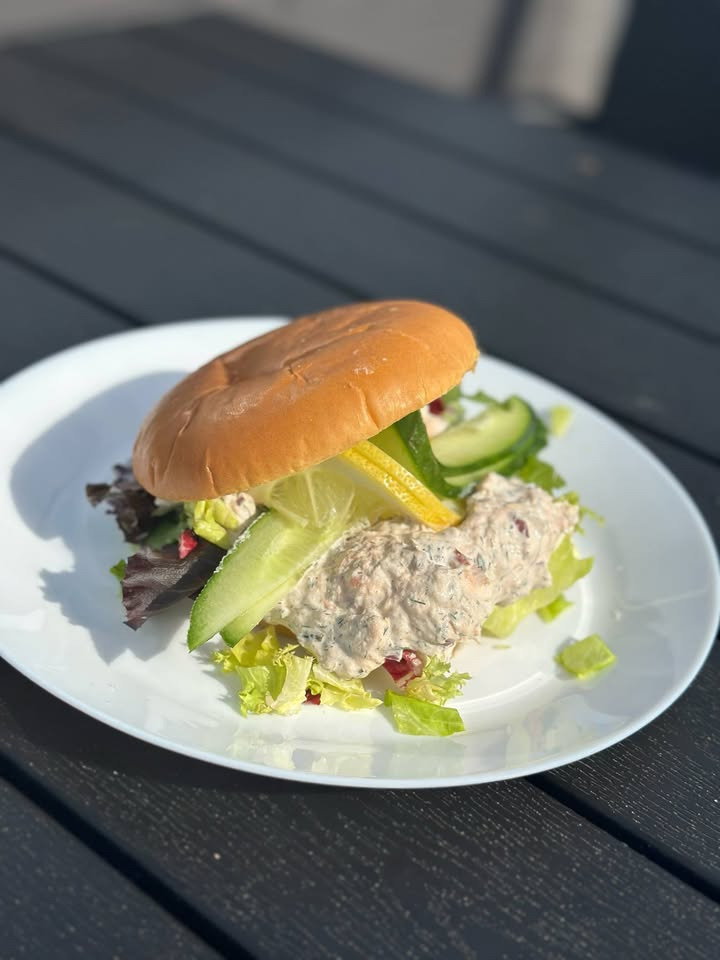 Havnens Fisk Øster Hurup byder på weekendtilbud med brioche bolle og fiskesalat