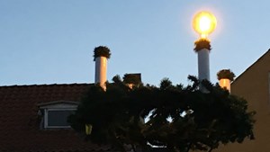 Adventskransen tændes på torvet i Lønstrup