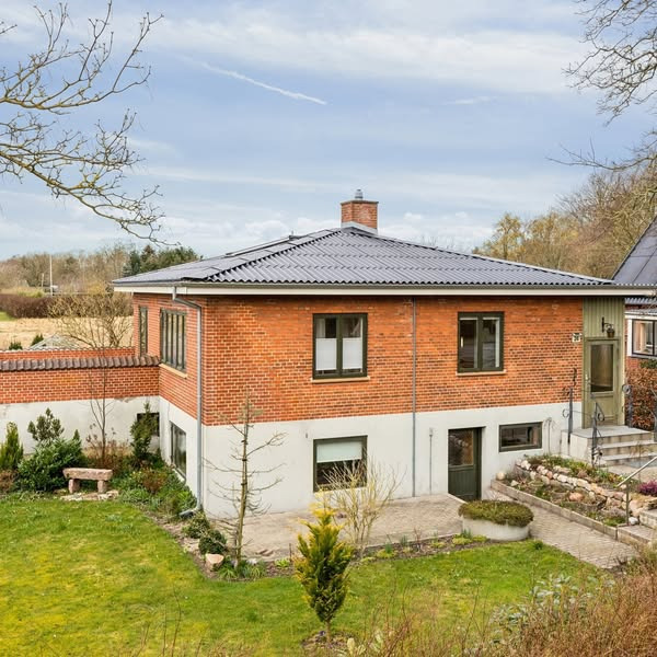 Ribe Mæglerne præsenterer velholdt villa med ny garage og stort kælderareal