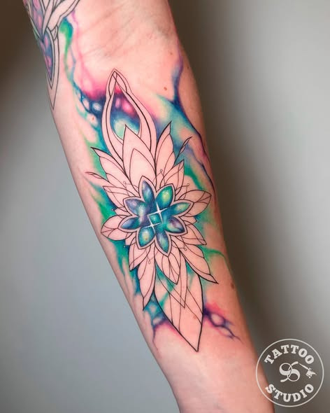 Tattoo Studio 96 præsenterer mandala-tattoo af Inna med farverig akvarelbagside