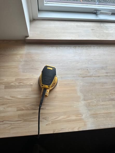 Øens Håndværkercentral tilbyder professionel slibning af træbordplader for nyt liv i køkkenet