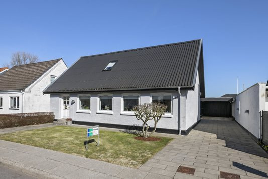 I denne charmerende villa fra 1917 får du en indbydende bolig med 140 kvm, ideel til familier og førstegangskøbere. Store vinduer sikrer lys, og stuen er perfekt til sociale stunder. Med fire værelser