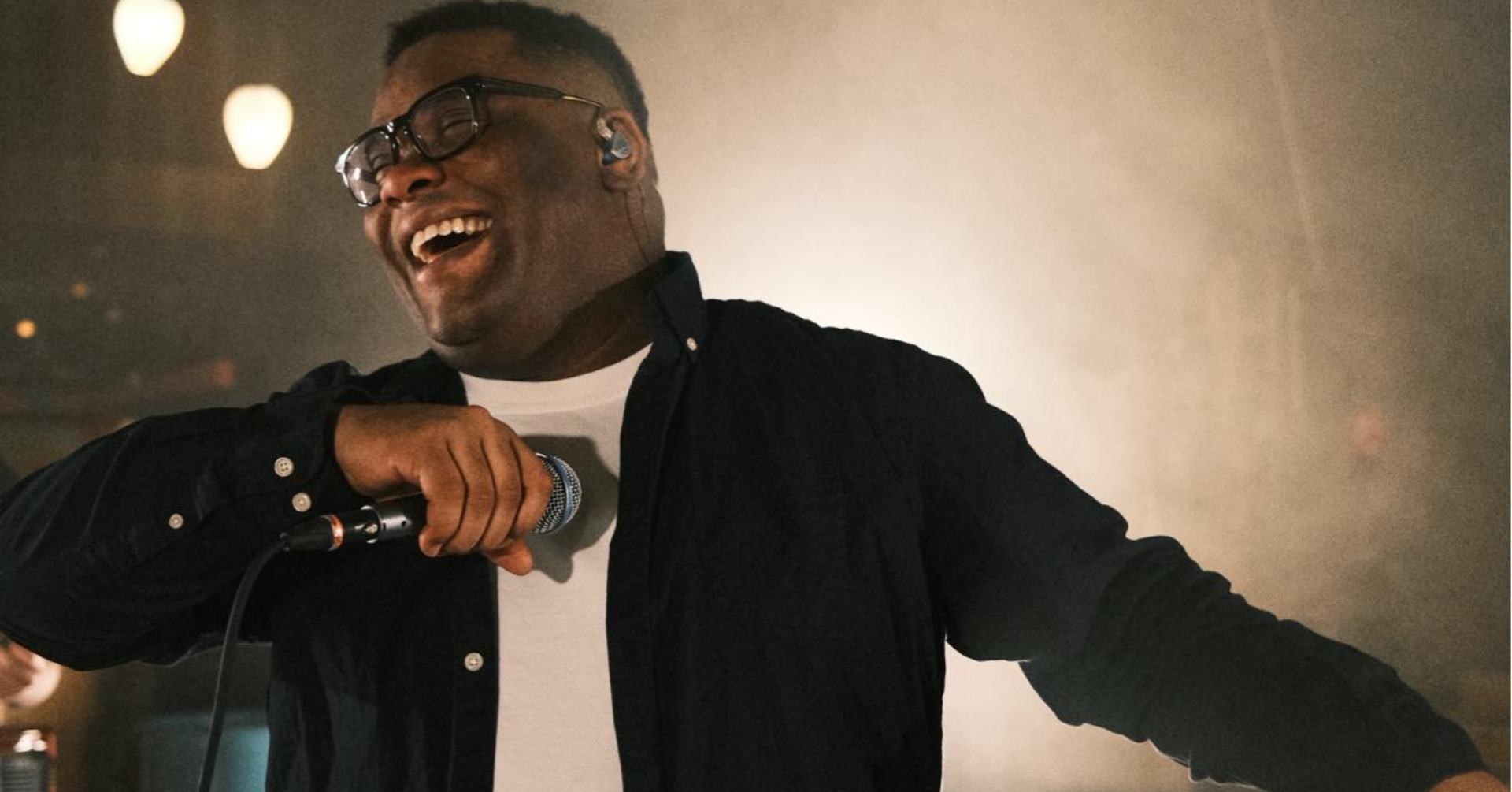 Renay optræder live på Bar 1841 i Holbæk