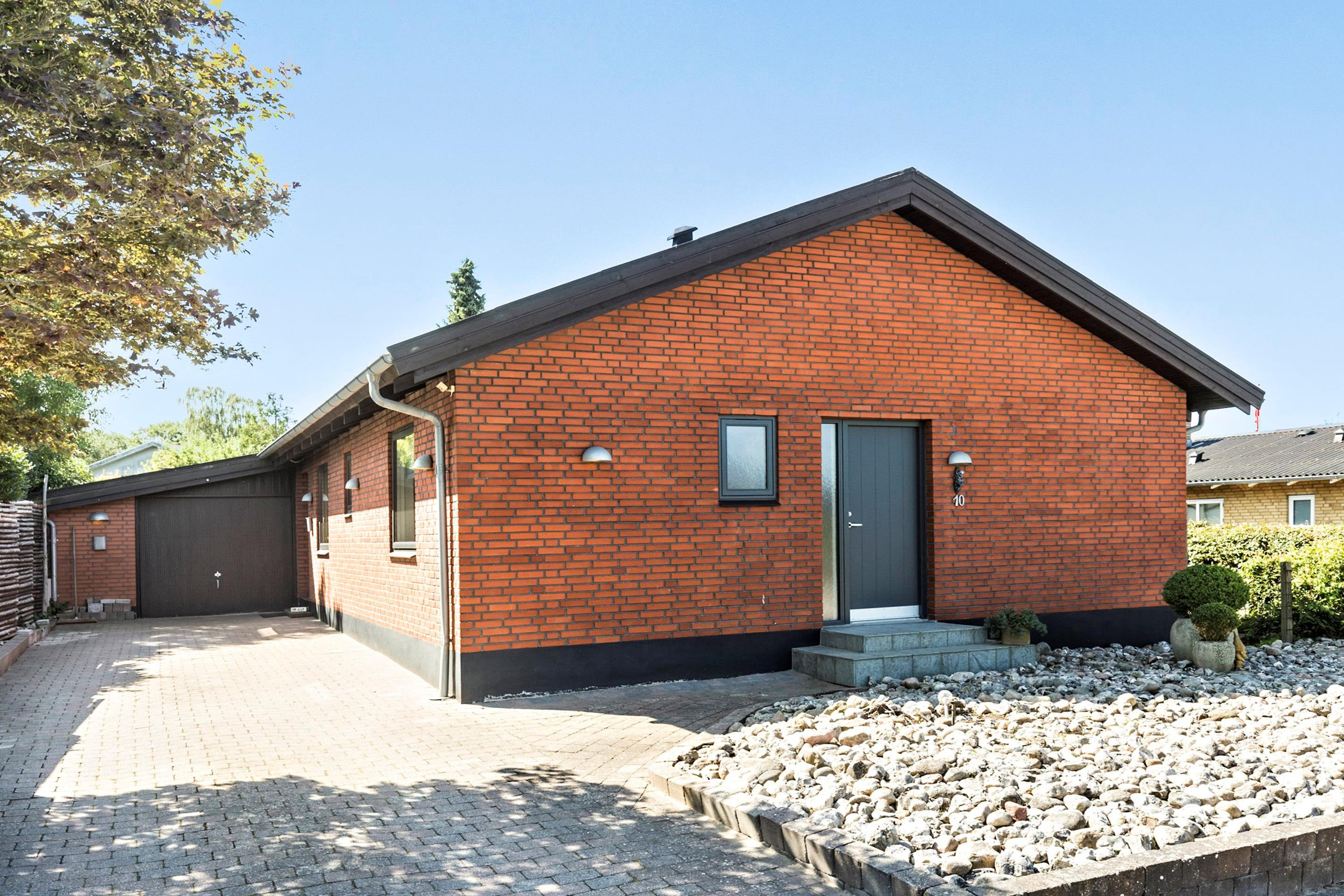 Renoveret 1-plans villa tæt på alle hverdagens fornødenheder