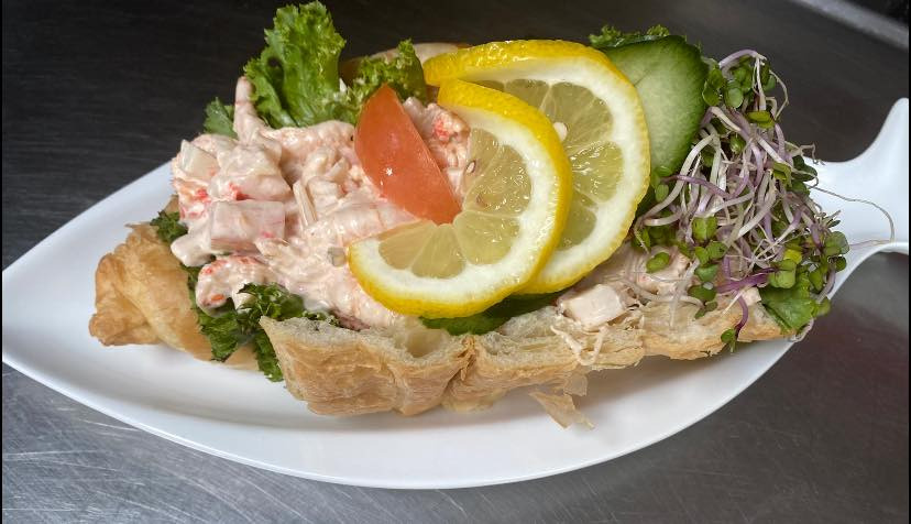 Torsdagstilbud fra Havnens fisk og grill: Croissant med hønsesalat eller rejesalat til 70 kr. i dag