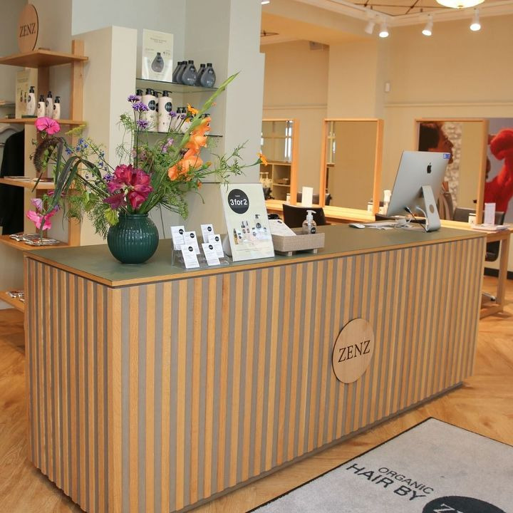 Zenz fremmer sundhed og bæredygtighed med genanvendte plastikflasker og salonmøbler