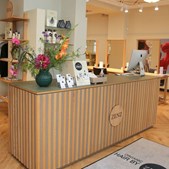 Zenz fremmer sundhed og bæredygtighed med genanvendte plastikflasker og salonmøbler