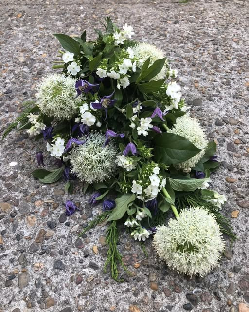 Fynbogården Blomster ApS tilbyder personlige bårebuketter i mange varianter