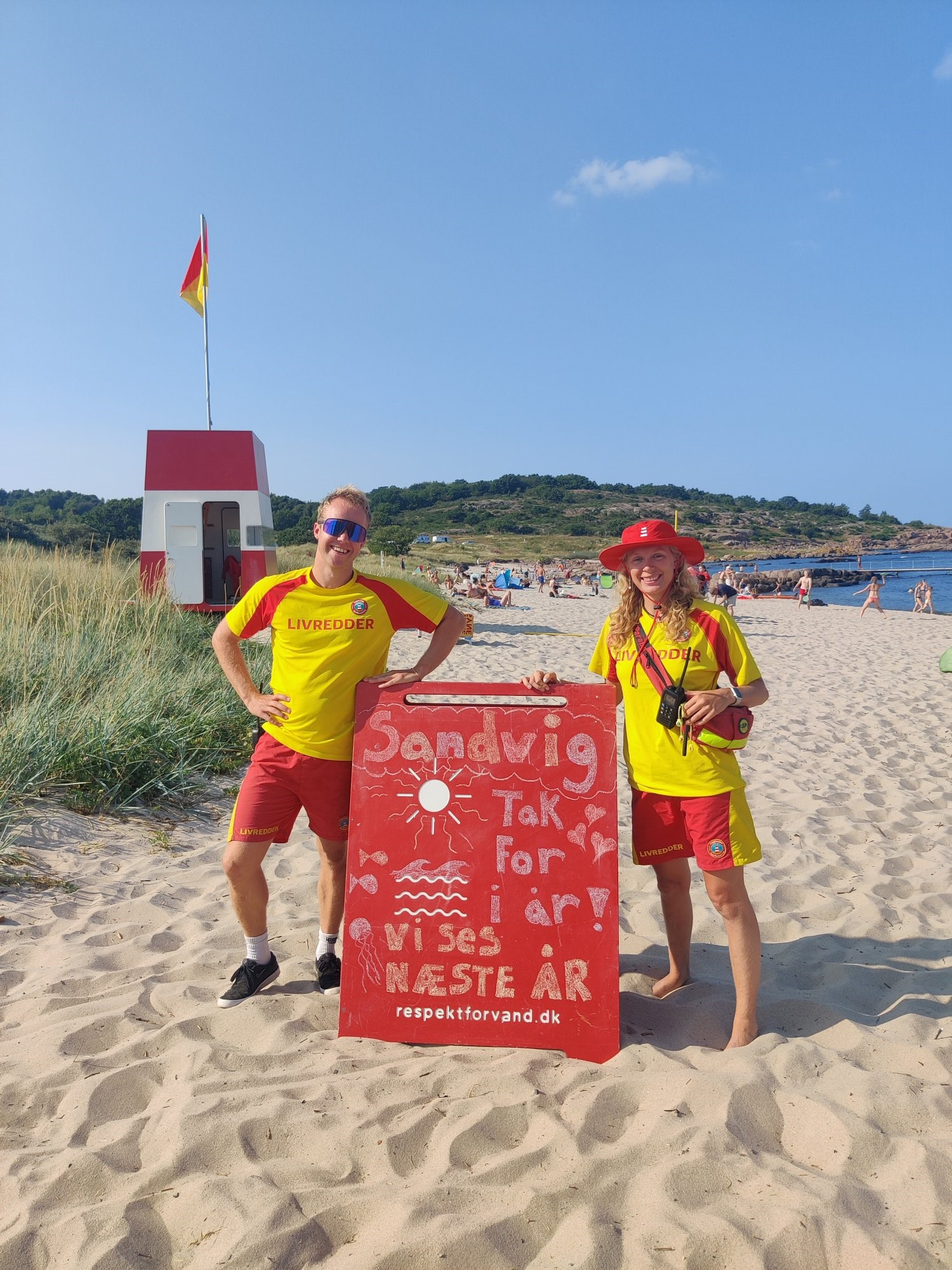 Livredderne på Sandvig Strand takker af for i år: Vinden skabte farlige situationer for badegæsterne