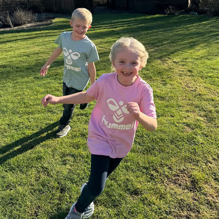 Sportigan Viborg tilbyder hummel t-shirts til børn for kun 99 kr