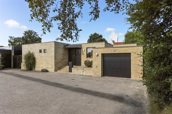 Rummeligt enderækkehus med moderne orangeri i Vodskov