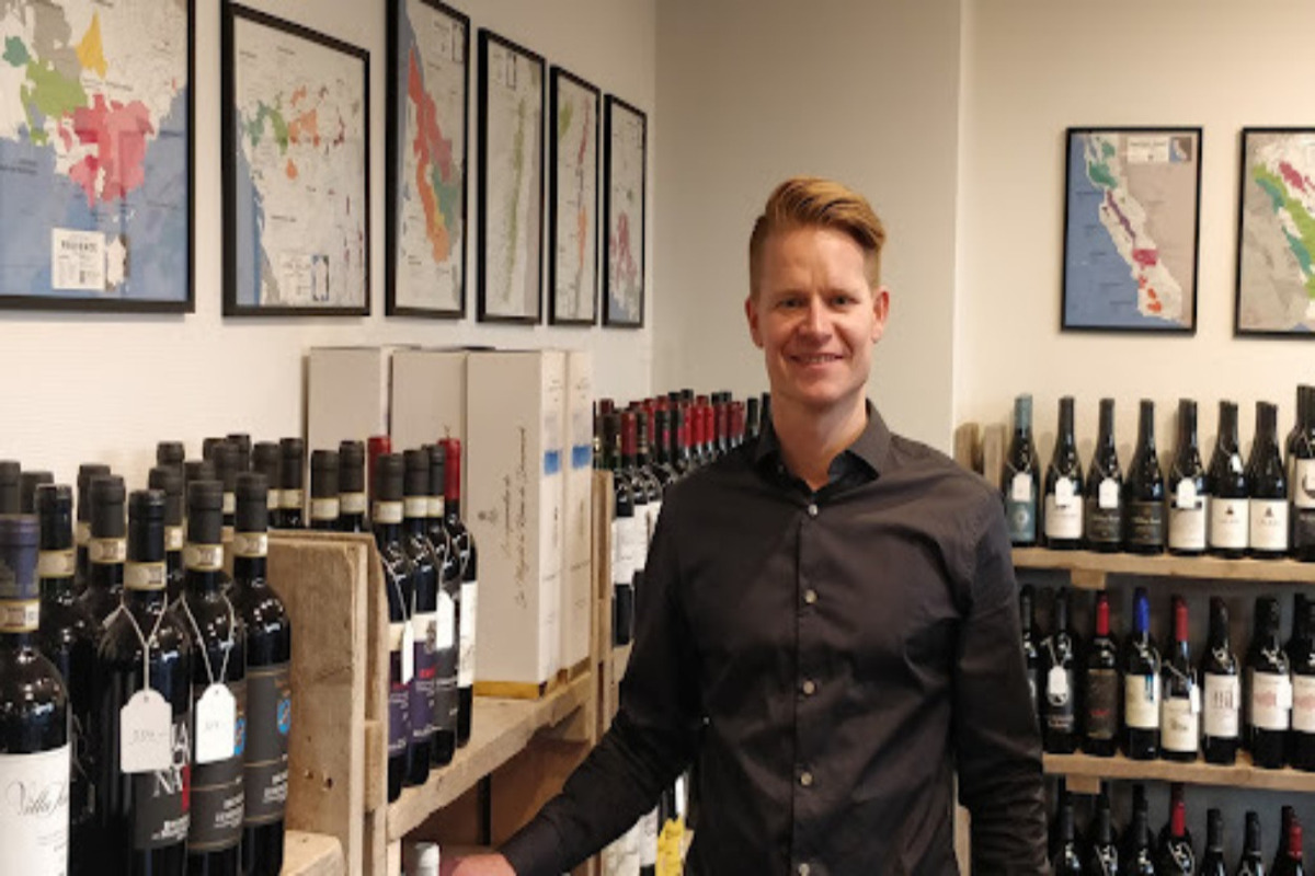 Vildmedvin guider til den mundrette skænk 