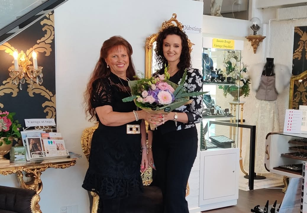 Smykkedesigner Helga Winther fejrer Winnies 10 års jubilæum med smykker og smil