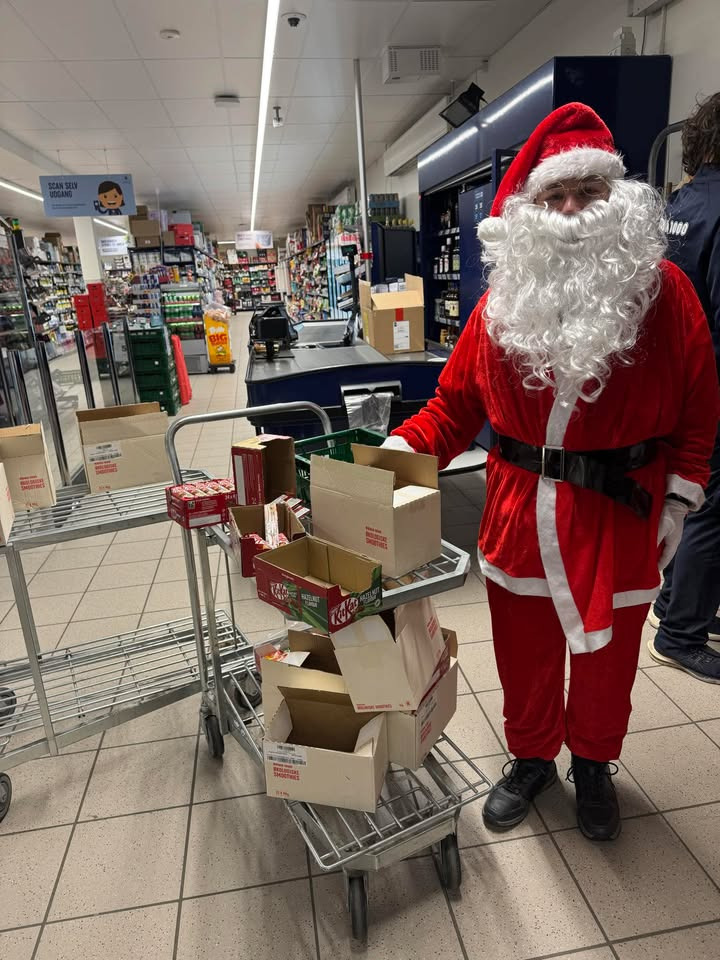 Julenissen glæder børnene på Karrebækvej: REMA 1000 fylder julesokkerne op