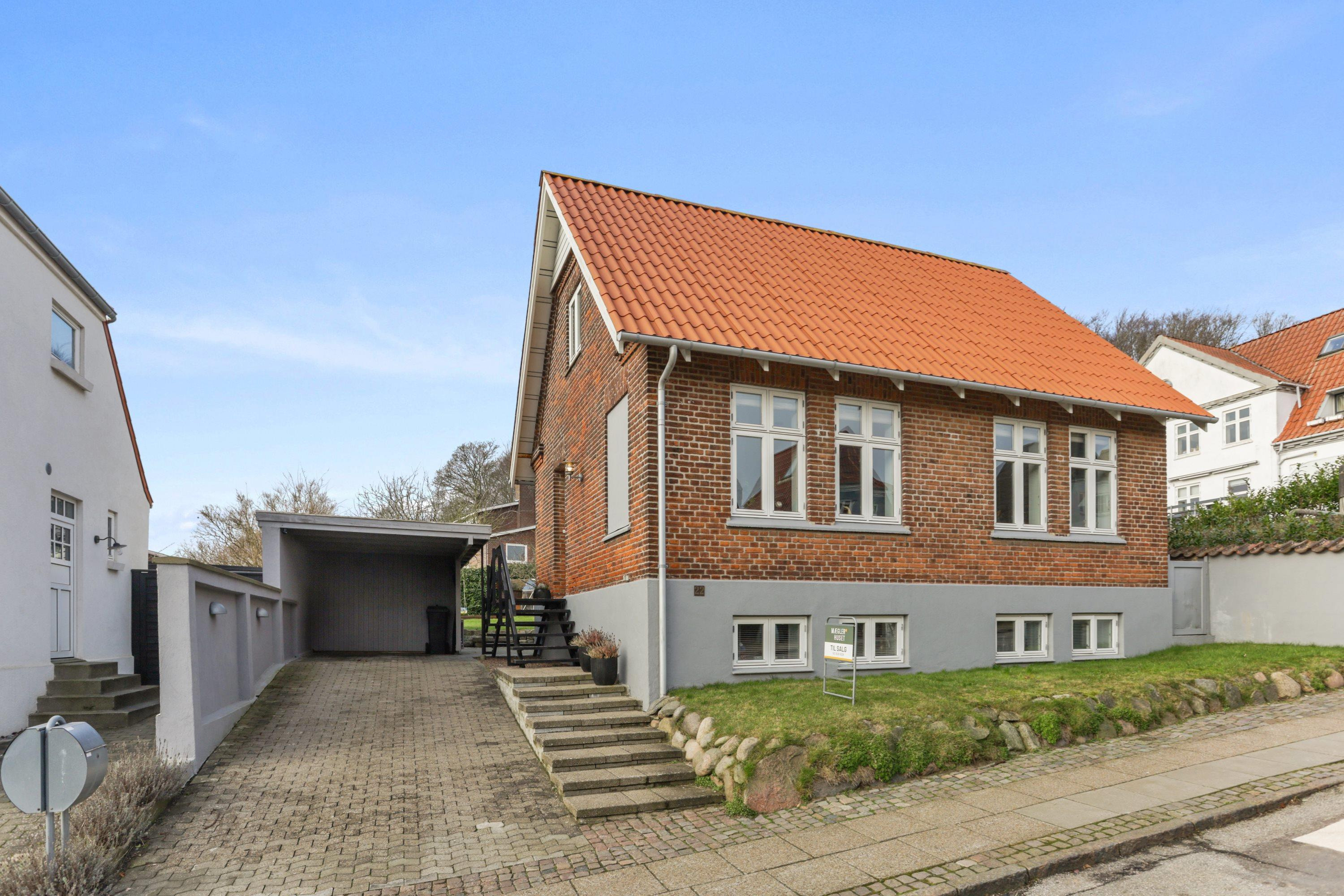 Stemningsfuld villa i Nørresundby med 164 etagemeter i boligstandard