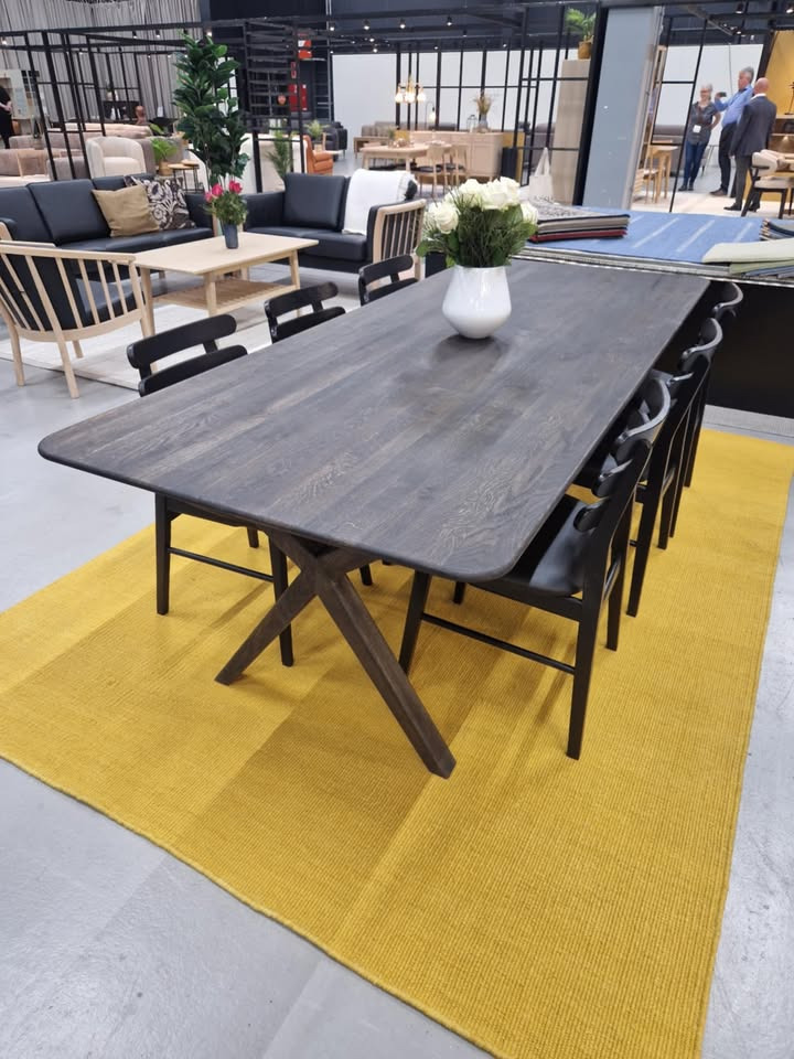 Hovelind Møbler introducerer nyt spisebord i massivt egetræ med 20% rabat