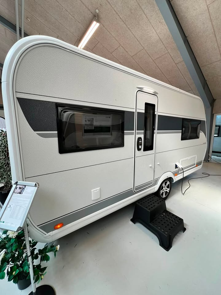 Brønderslev Caravan & Trailer Center viser Hobby Deluxe 460 Ufe Dk-Line årg. 2026