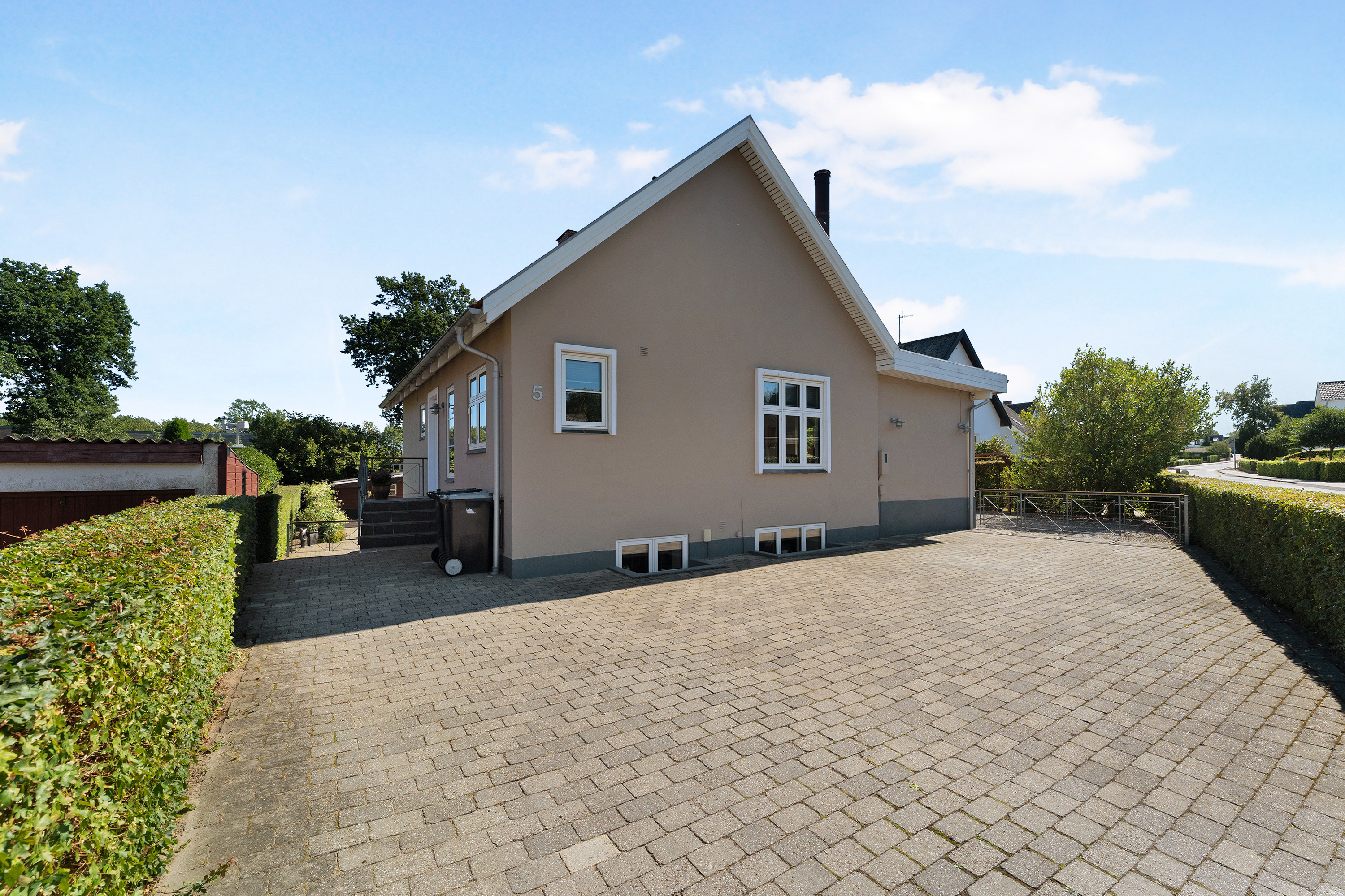 Denne bolig SKAL du ud og se - flot, moderniseret og skøn have