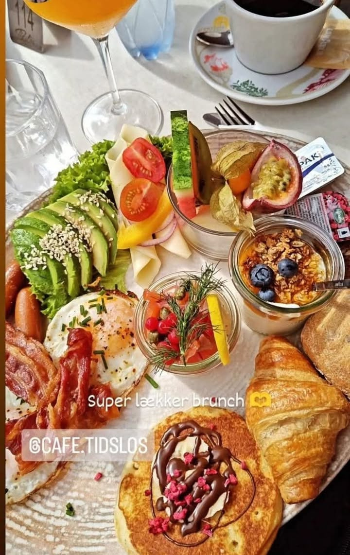 Café Tidslös byder velkommen til en travl fredag med glade gæster