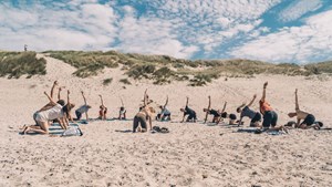 Beachyoga på stranden i Hvide Sande