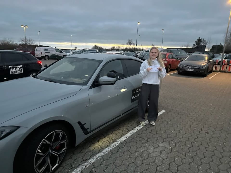 Kaja bestod begge prøver i første forsøg hos Vejgaard Køreskole v/Morten Rode