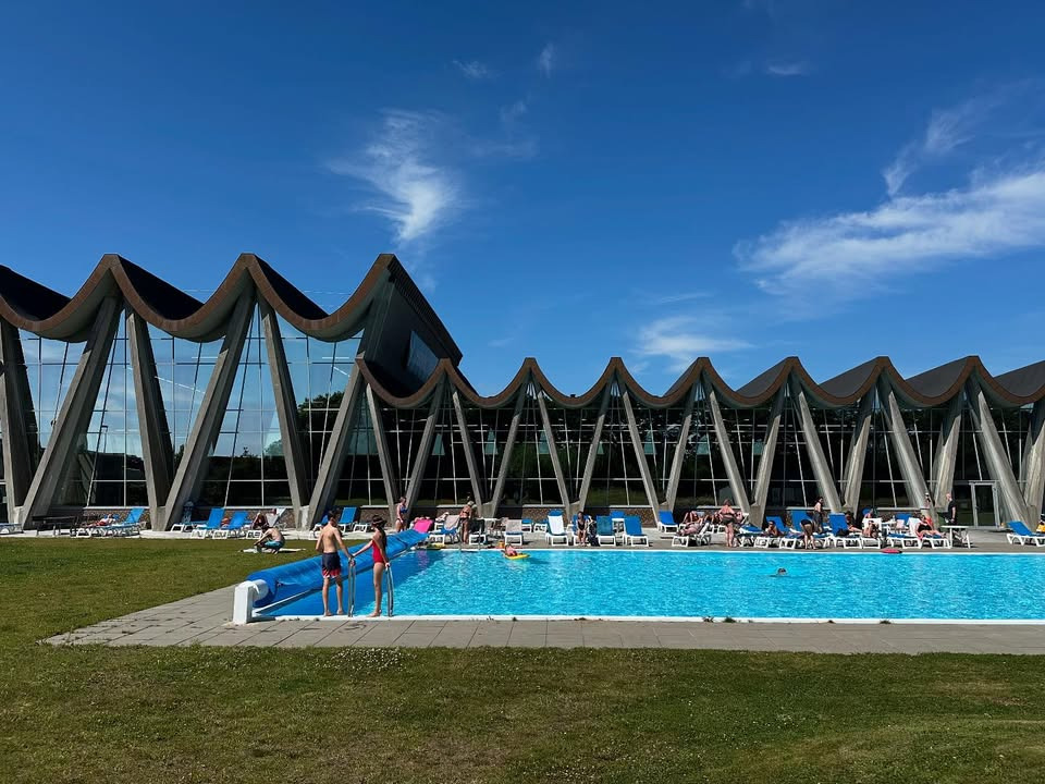 Herning Svømmehal byder velkommen hele sommeren med uændrede åbningstider