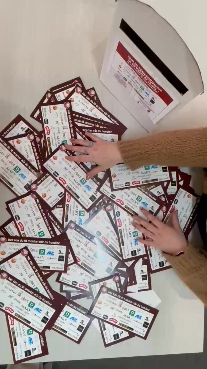 Fjerrenseriet fejrer vinder af julekonkurrence med gavekort på 300 kr.