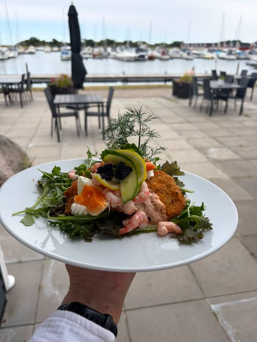 Pennas Restaurant byder på mad med havneudsigt og gratis parkering i Rønnerhavnen