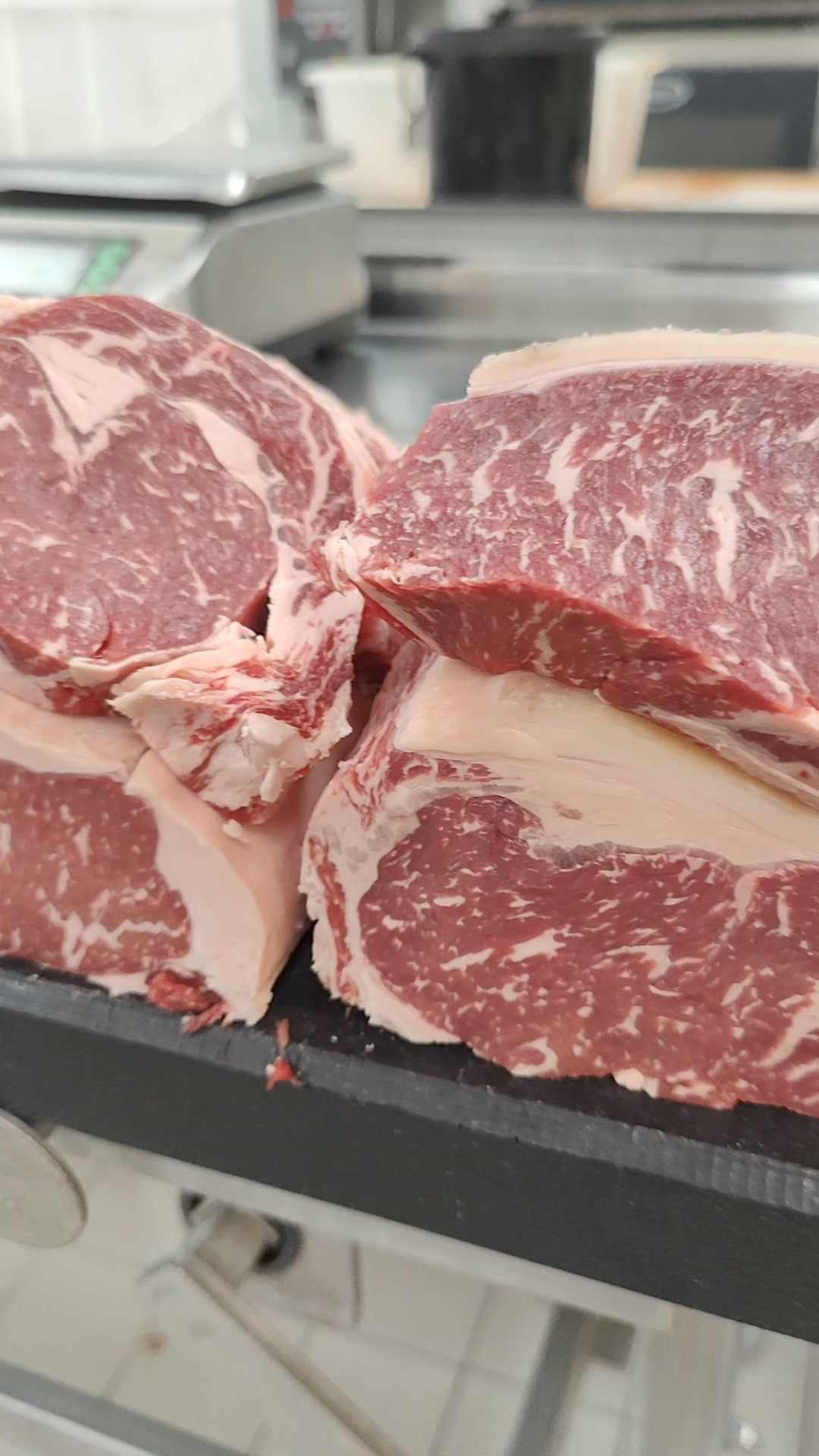 Begrænset parti SASHI AAA højreb til kun 60 kr pr 100 gram hos Meny Hjerting