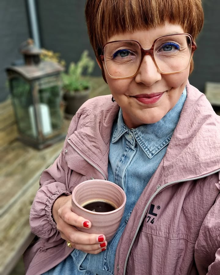 Lux By Jakobsen præsenterer dagens afslappede outfit med Octavia Pant og Rivera skjorte