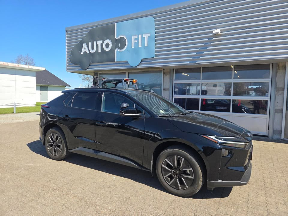 AutoFit A/S har gjort en Toyota bZ4X klar som el-skolevogn