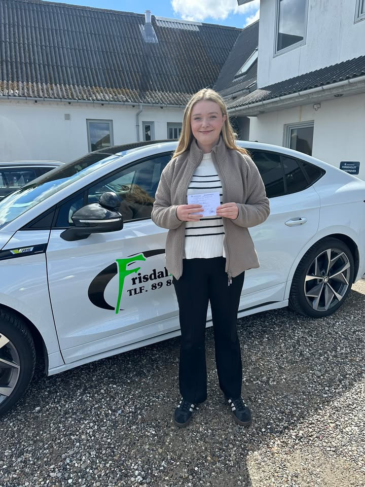 Yazmin Funder består køreprøven i første forsøg hos Frisdal Køreskole I/S