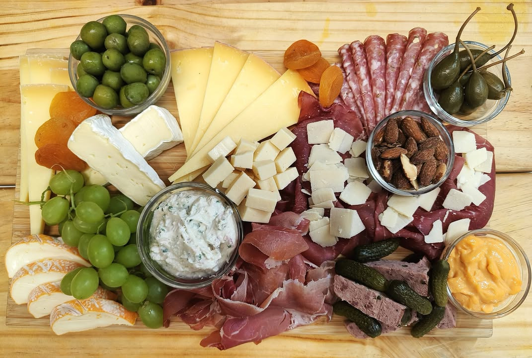 JAMA-OST/MANFRED SCHEDLER tilbyder sommerens Gourmet Tapas til 195 kr. pr. kuvert