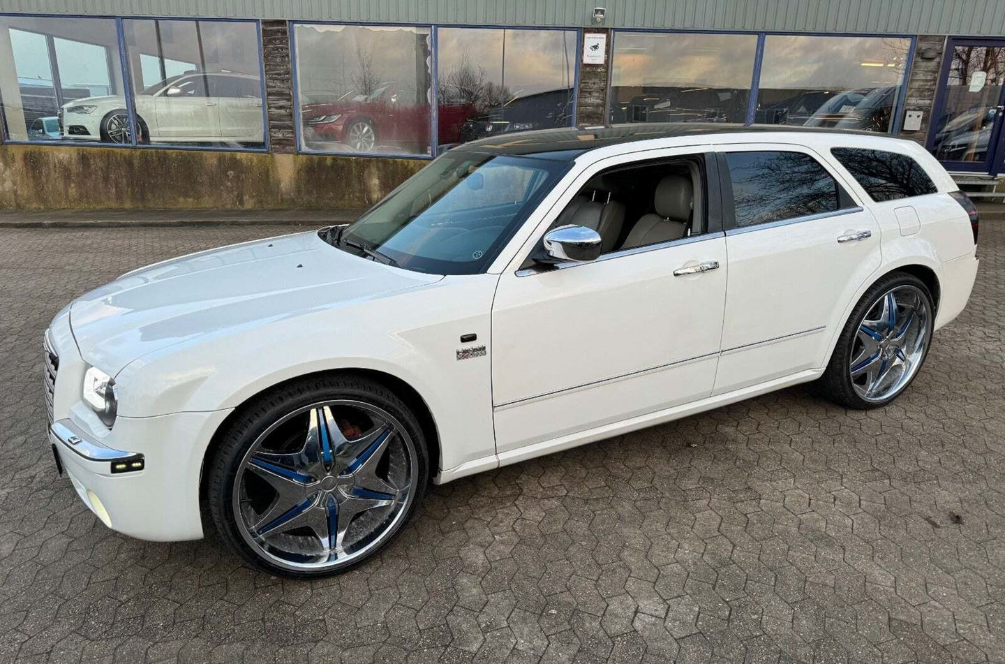 KT-S tilbyder Chrysler 300C med 218 HK til salg og hjælper gerne med at finde din næste bil