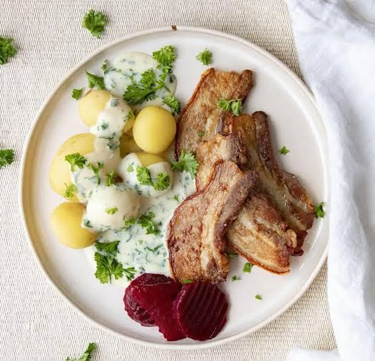 Farmors Cafe inviterer til valgdagsvalgfrihed med stegt flæsk ad libitum