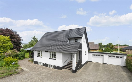 Velholdt villa med skøn have, stor garage og attraktiv placering i Gjesing