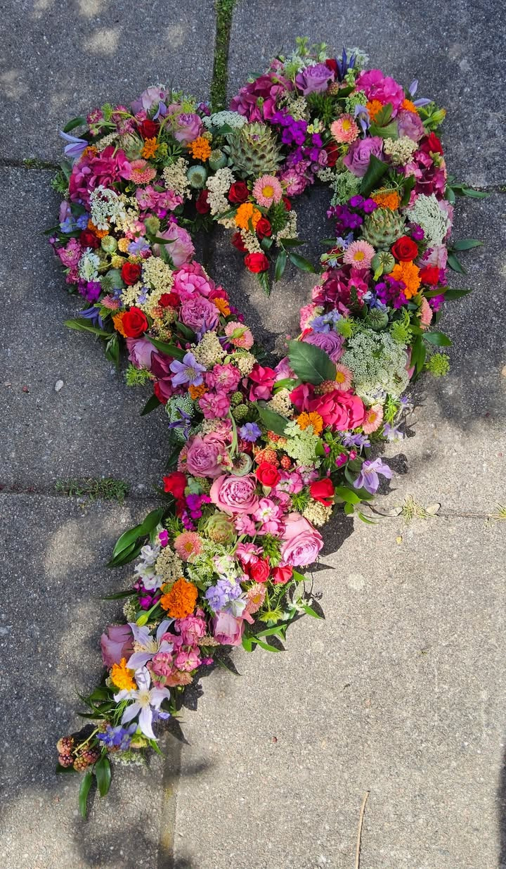 Flore Vida viser åbent, svungent sommerhjerte til bisættelse