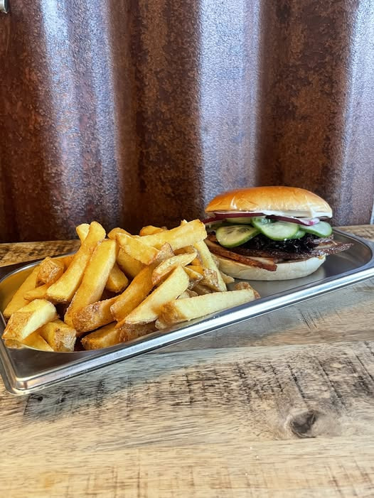 BackyardBurger introducerer deres nye dirty rib burger i Viborg