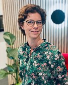 Trine fra Modefrisør Trine Wilholm vælger dobbelt op på stil hos FROST OPTIK