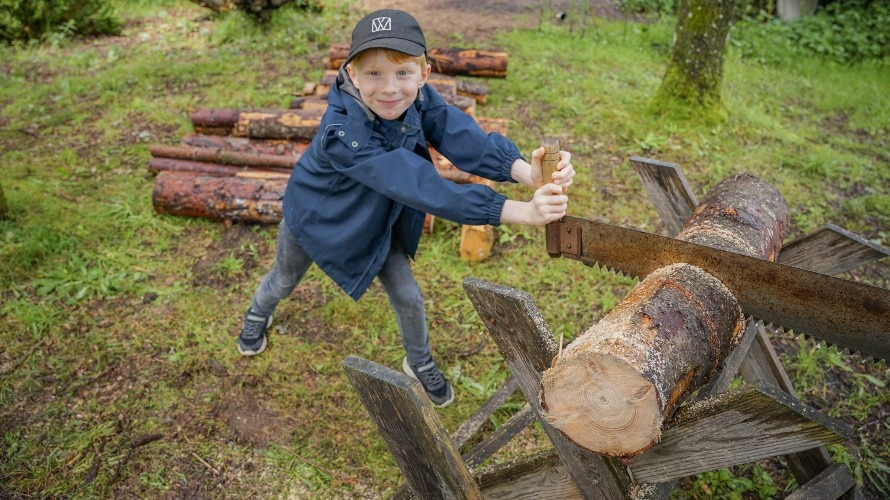Historiske håndværk genoplives for skoleelever til festival på Hjerl Hede
