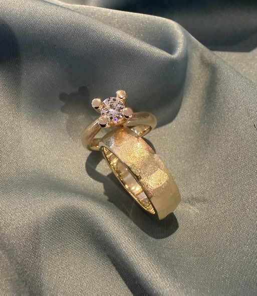 Guldsmed Lütken fortæller om afhentede vielsesringe i 14 kt guld med diamant