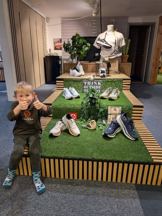 DK Shoes Brønderslev ApS: Oliver hjælper med ny forårsudstilling af løbesko